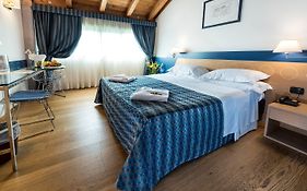 West Point Airport Hotel