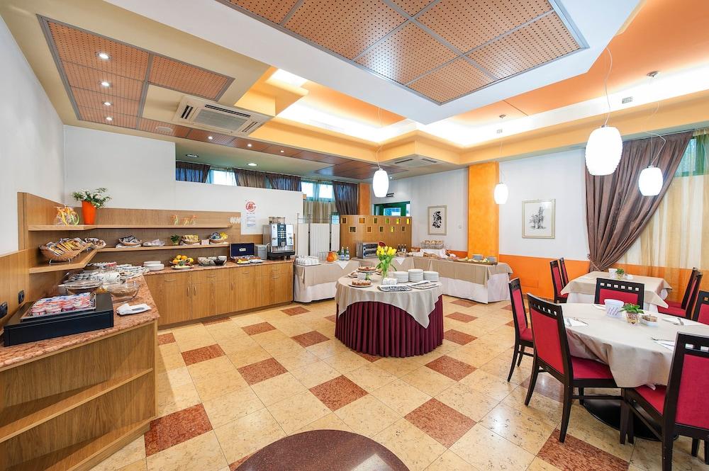 West Point Airport Hotel Dossobuono Esterno foto