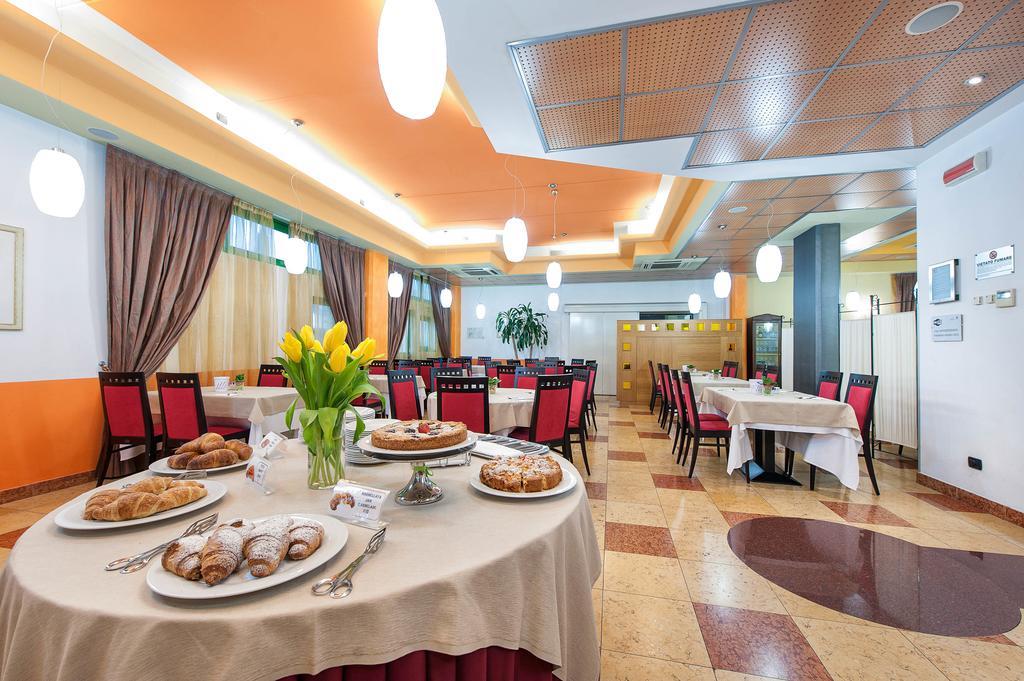West Point Airport Hotel Dossobuono Esterno foto