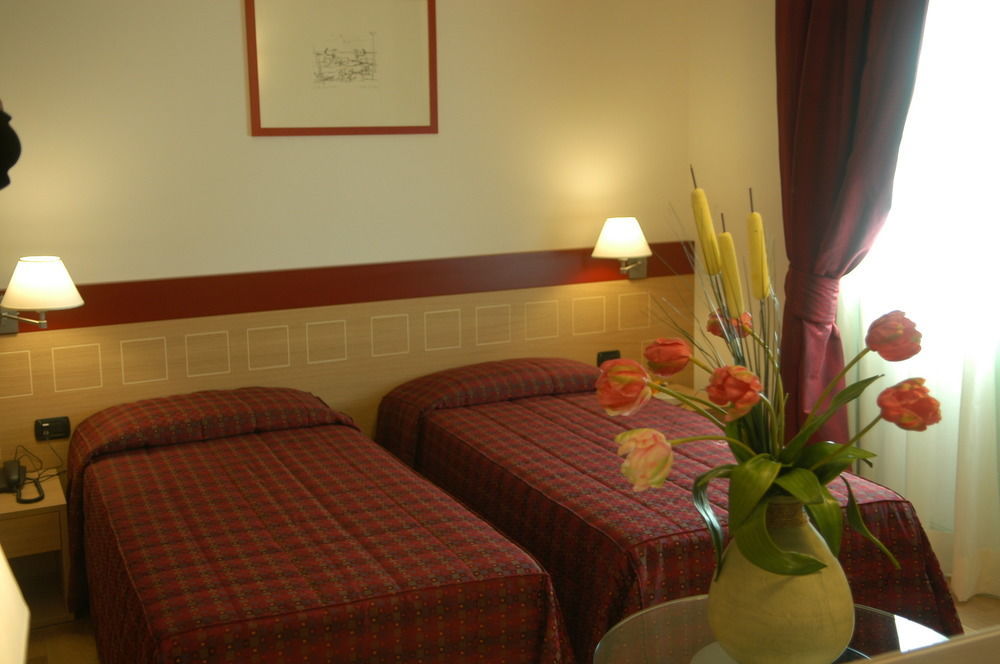 West Point Airport Hotel Dossobuono Esterno foto