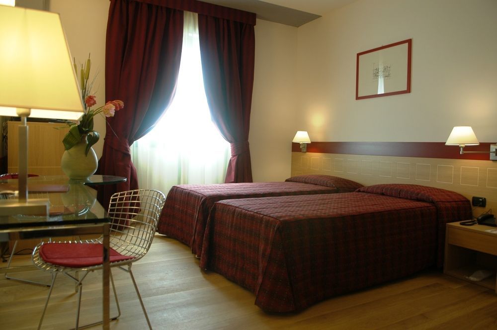 West Point Airport Hotel Dossobuono Esterno foto